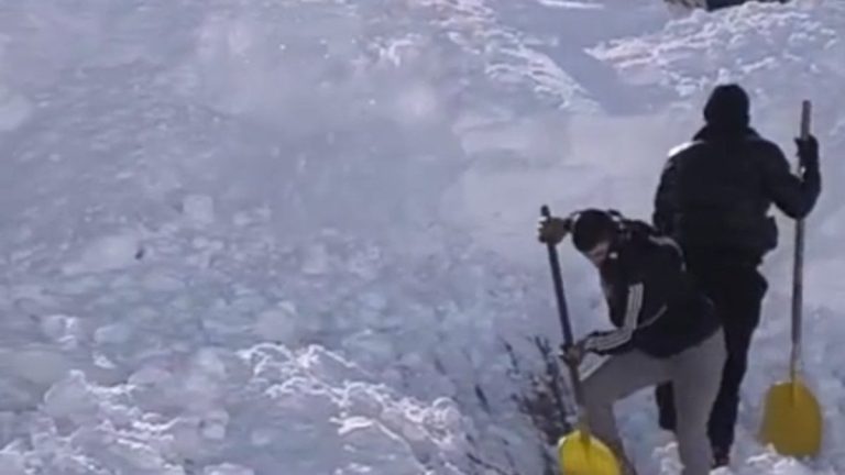 Hakkari’de cami ve evler imece usulü temizlendi