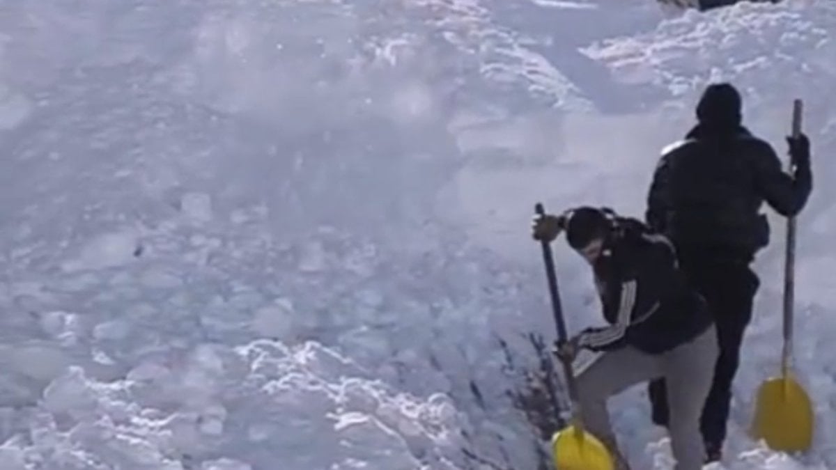 Hakkari’de cami ve evler imece usulü temizlendi