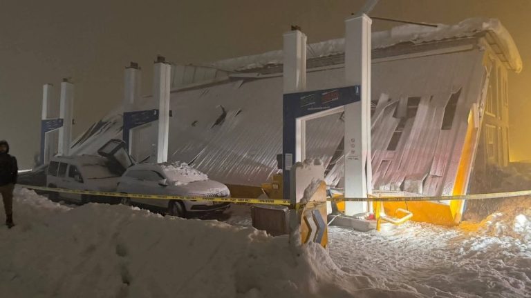 Hakkari’de kar yükü felakete neden oldu: 8 yaralı