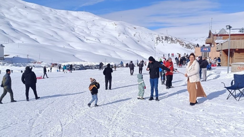 Hakkari’de soğuk hava kar keyfini geride bıraktı