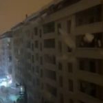 Hakkari’de tonlarca kar kütlesi elektrik direğini devirdi