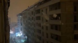 Hakkari’de tonlarca kar kütlesi elektrik direğini devirdi