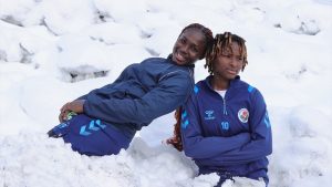 Hakkarigücü’nün Afrikalı oyuncuları kar ve soğuk havaya alıştı