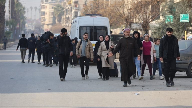Halep’te başlayan çatışmalar nedeniyle binlerce sivil güvenli bölgelere doğru harekete geçti