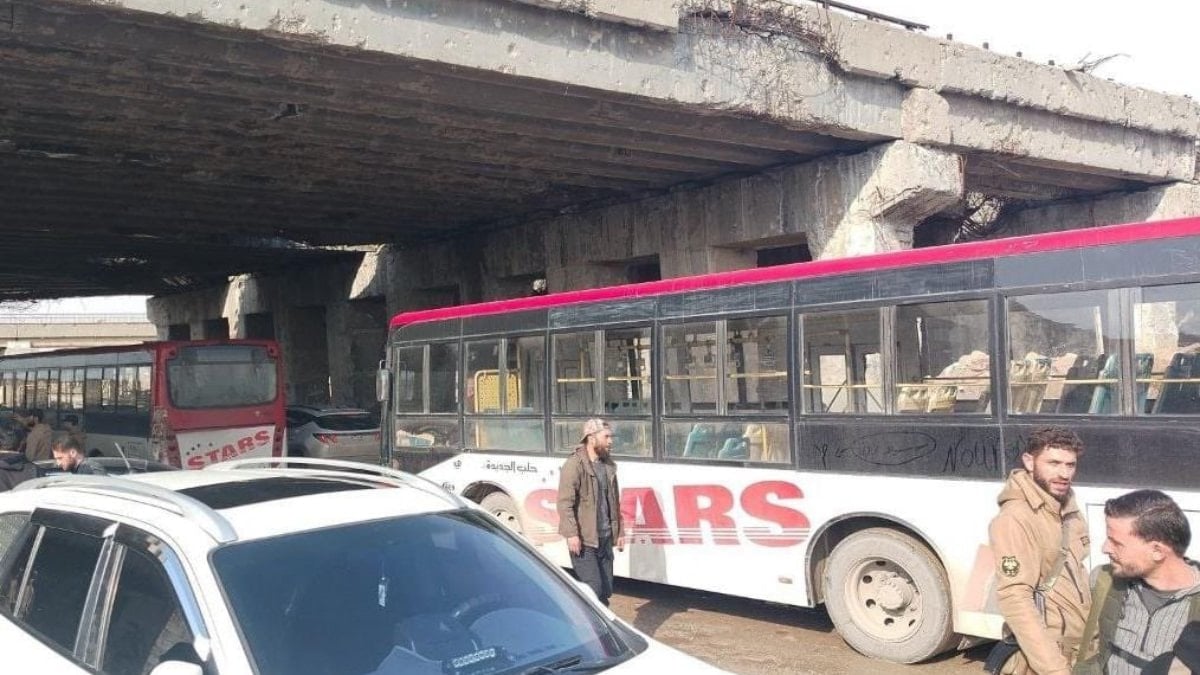 Halep’te SDG/YPG’li teröristler kendilerini taşıyacak otobüslere ateş açtı