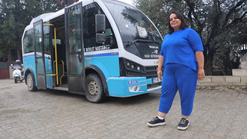 Hatay’da 4 çocuk annesi direksiyon sallayarak ekmek parası kazanıyor