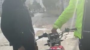 Hatay’da abartı egzozlu motosikletliye ceza