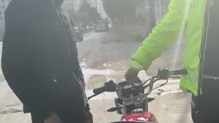 Hatay’da abartı egzozlu motosikletliye ceza