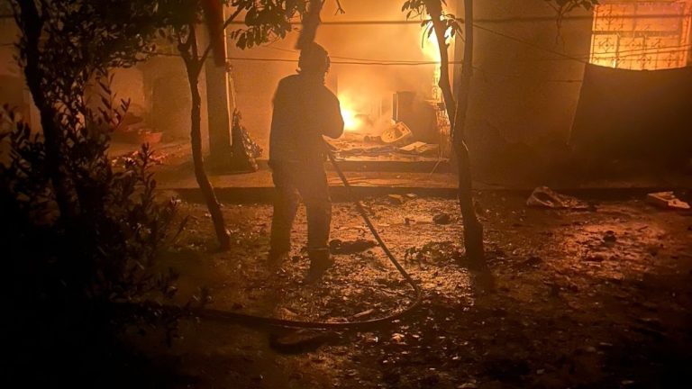 Hatay’da alevlerin arasında kediyi kurtardı