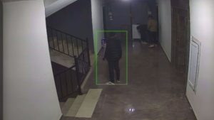 Hatay’da daire önündeki ayakkabıları çaldılar: Hırsızlık anları kamerada