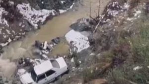 Hatay’da dereye uçan otomobilden kıl payı kurtuldu