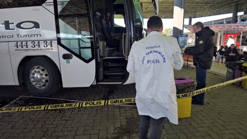 Hatay’da dikkatsizlik kaza getirdi: Yanlış vitese alınan otobüs, yedek şoför ile muavine çarptı