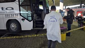 Hatay’da dikkatsizlik kaza getirdi: Yanlış vitese alınan otobüs, yedek şoför ile muavine çarptı