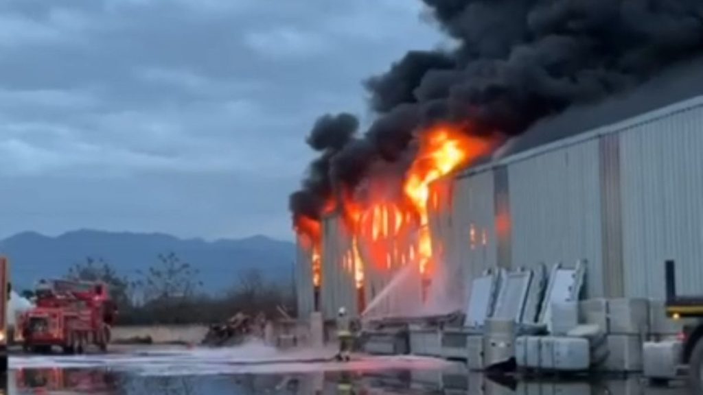 Hatay’da lastik deposunda yangın çıktı