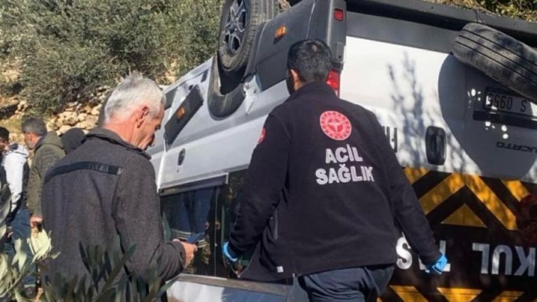 Hatay’da öğrenci servis minibüsü kaza yaptı