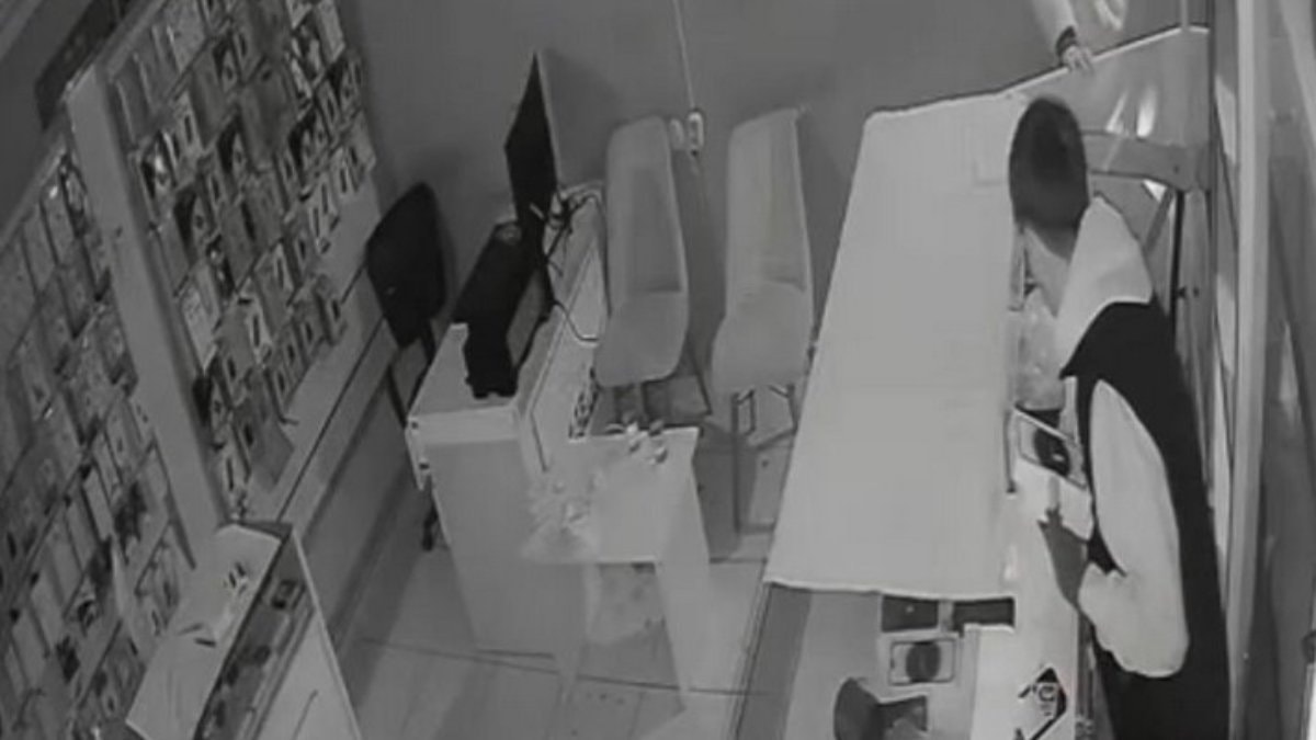 Iğdır’da telefon mağazasına gece baskını: Çok sayıda cihaz çalındı