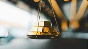 İki yatırım bankası altın tahminlerini revize etti