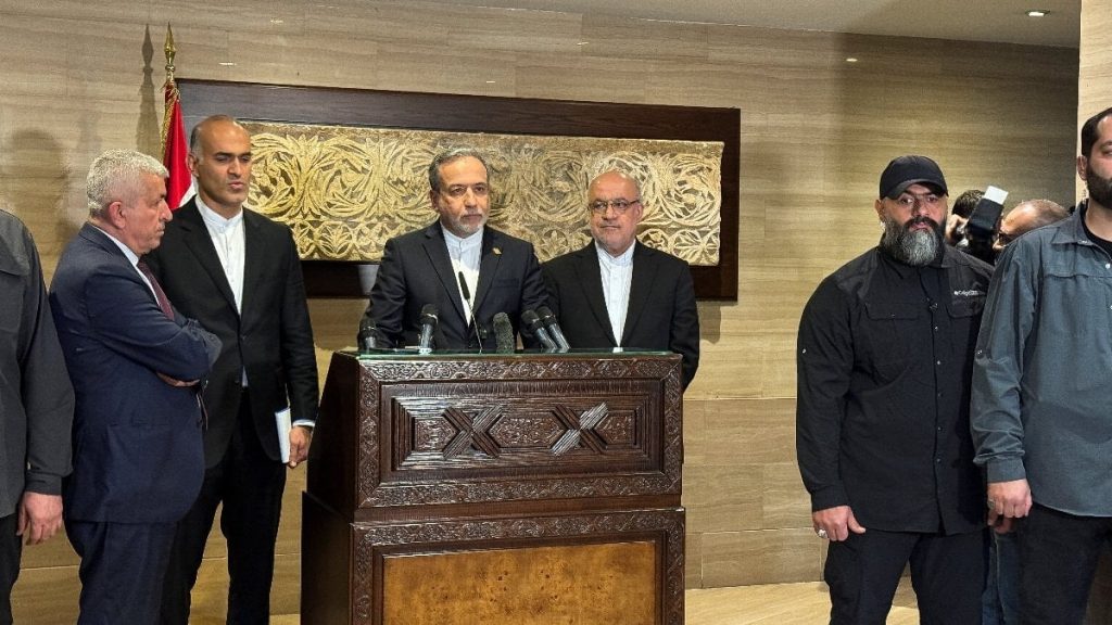 İran Dışişleri Bakanı konuştu: Protestoculara silah dağıtılıyor