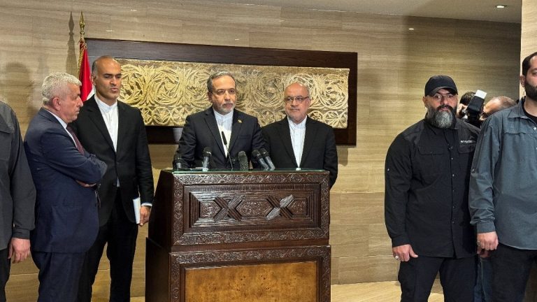 İran Dışişleri Bakanı konuştu: Protestoculara silah dağıtılıyor