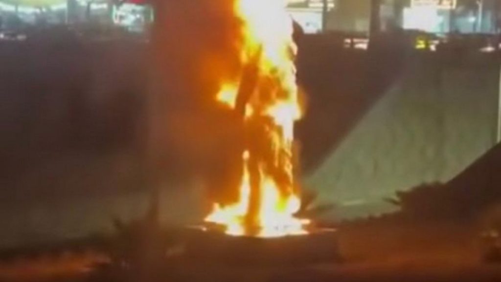 İran’da protestocular, Kasım Süleymani’nin heykelini yaktı