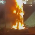 İran’da protestocular, Kasım Süleymani’nin heykelini yaktı