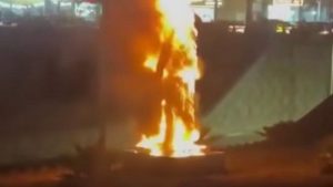 İran’da protestocular, Kasım Süleymani’nin heykelini yaktı