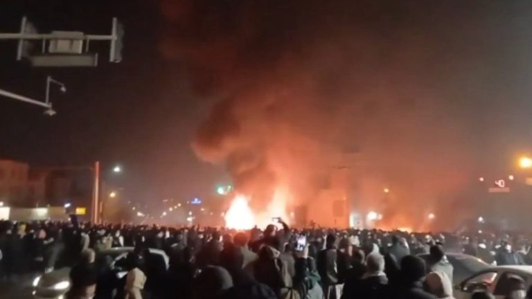 İran’da protestolar şiddetlendi: İnternet erişimi tamamen kesildi