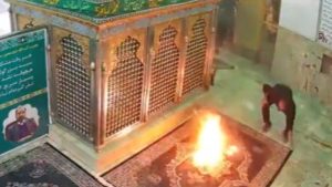 İran’da türbeler yakıldı