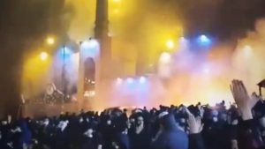 İran’ın başkenti Tahran’da cami ateşe verildi