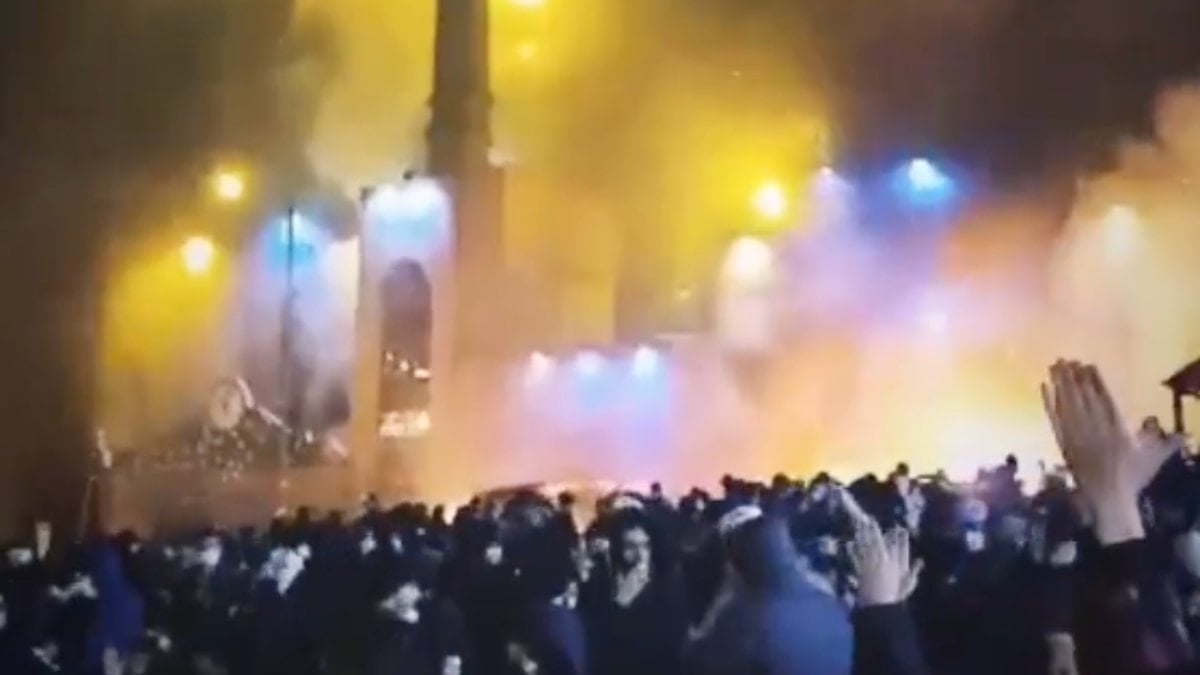 İran’ın başkenti Tahran’da cami ateşe verildi