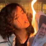 İranlı kadınlar Dini Liderlerin fotoğraflarıyla sigaralarını yaktı