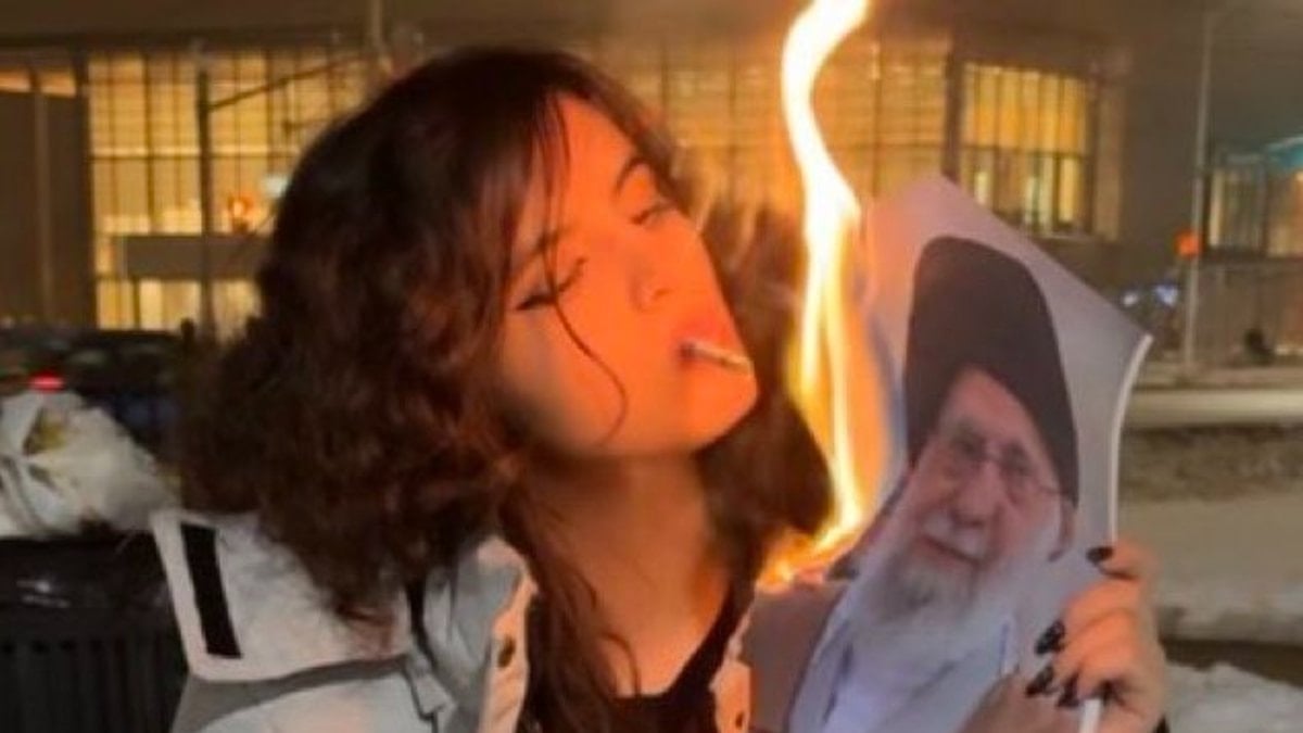 İranlı kadınlar Dini Liderlerin fotoğraflarıyla sigaralarını yaktı