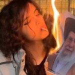 İranlı kadınların dini liderlerin fotoğraflarıyla sigara yakması akım oldu