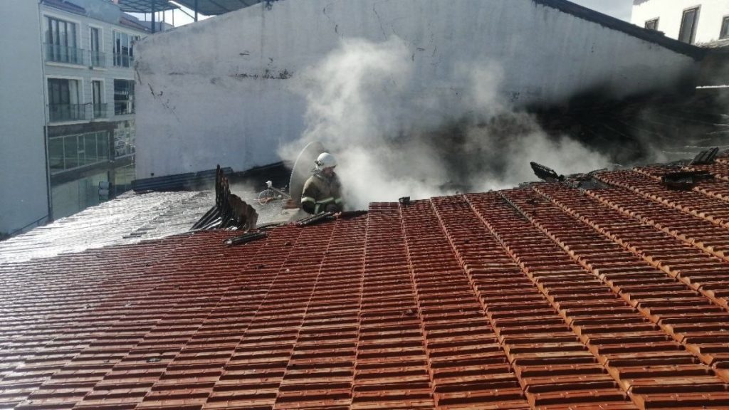 Isparta’da hurda tesisinin çatısında yangın