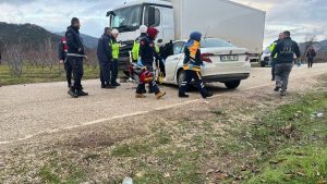 Isparta’da otomobil park halindeki tıra çarptı: 2 ölü, 1 yaralı