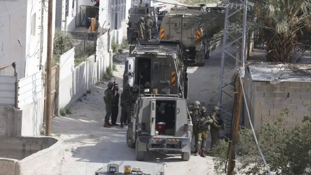 İsrail askeri kıyafetli 3 kişi El Halil’de Filistinli kuyumcuyu soydu