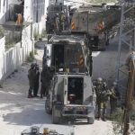 İsrail askeri kıyafetli 3 kişi El Halil’de Filistinli kuyumcuyu soydu