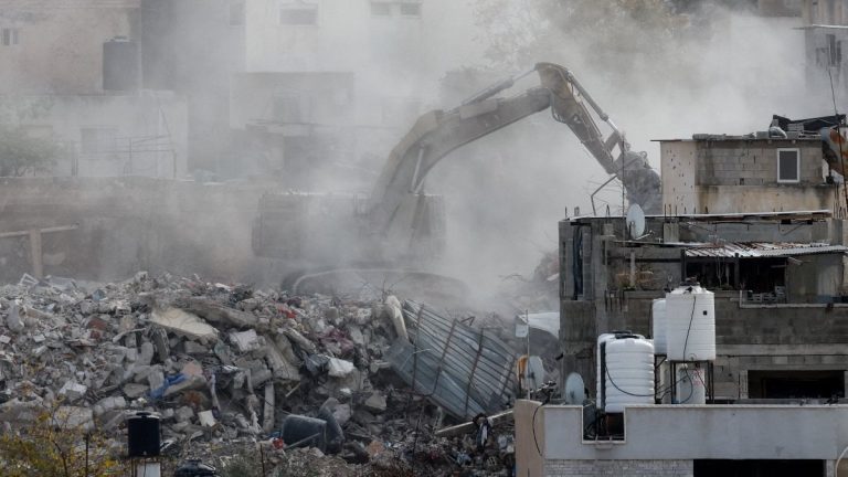 İsrail Gazze’de hava saldırıları ve topçu atışlarıyla düzenledi