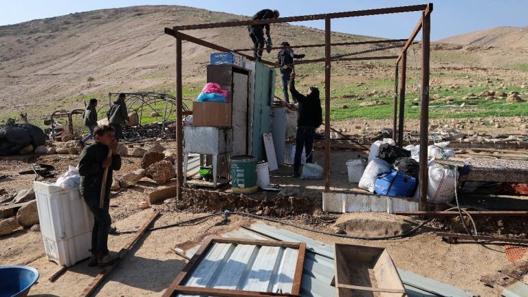 İsrailli kanunsuz yerleşimciler, Filistinlilerin 200 koyun ve bir aracını çaldı