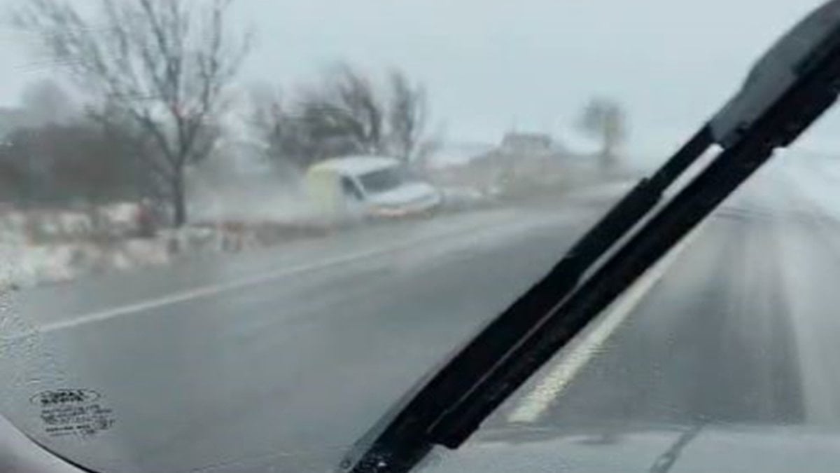 İstanbul Arnavutköy’de kontrolden çıkan PTT aracı çayırlık alana uçtu