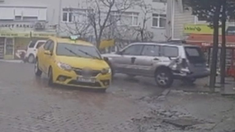 İstanbul Beşiktaş’ta fren yerine gaza basan sürücü ortalığı savaş alanına çevirdi