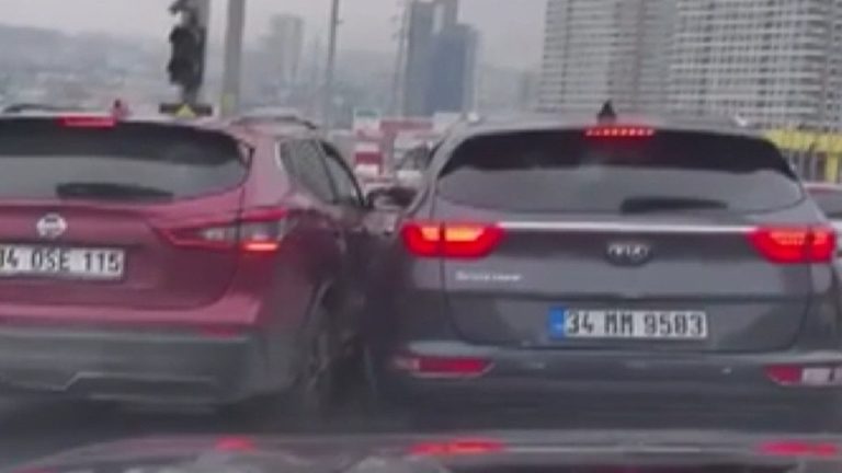 İstanbul Beylikdüzü’nde gençler kendilerine çarpan kaynakçıya saldırdı