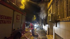 İstanbul Kadıköy’de apartmanda çıkan yangında 1’i ağır 8 kişi yaralandı