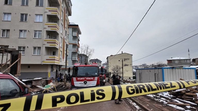 İstanbul’da 5 katlı binada çıkan yangında 12 kişi kurtarıldı