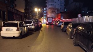 İstanbul’da 5 katlı binanın çatısından alevler yükseldi