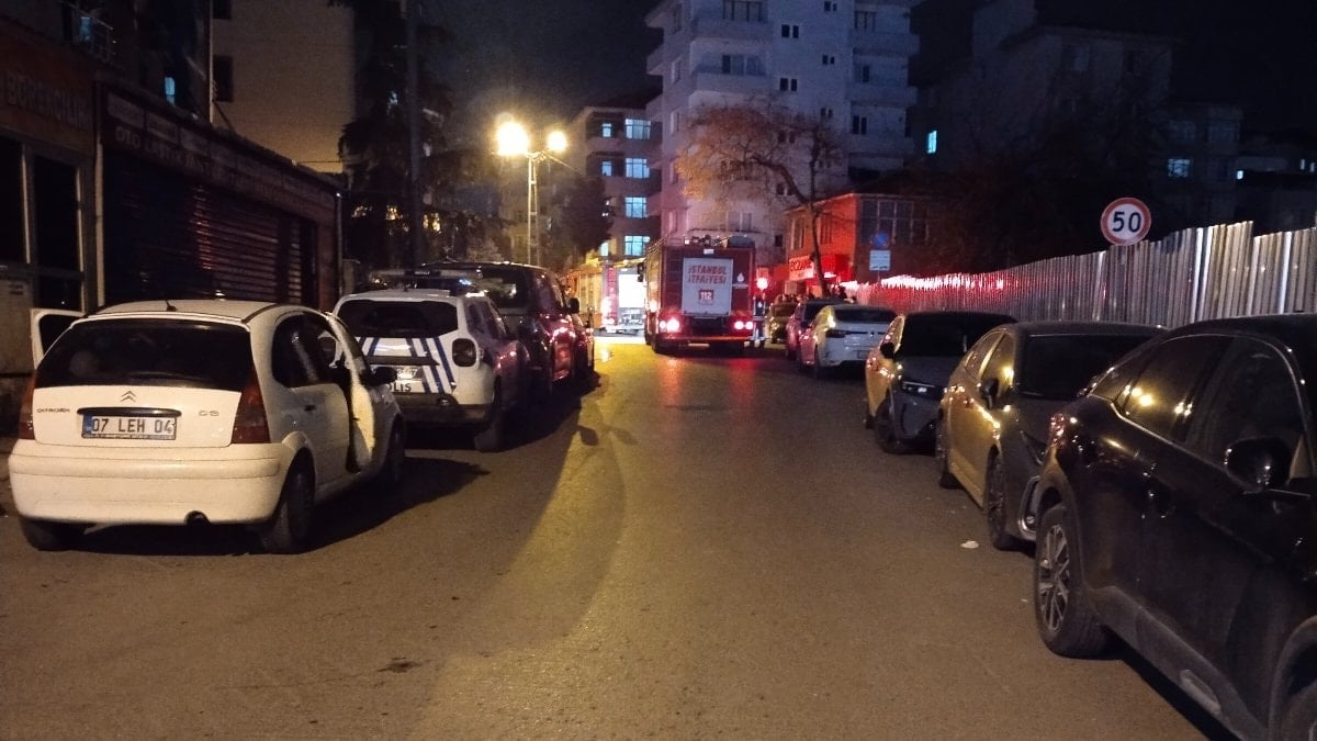 İstanbul’da 5 katlı binanın çatısından alevler yükseldi