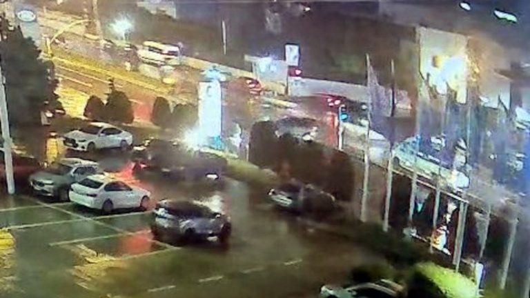 İstanbul’da çaldıkları motosikletle polisten kaçan şüpheliler otomobile çarptı: 1 ölü
