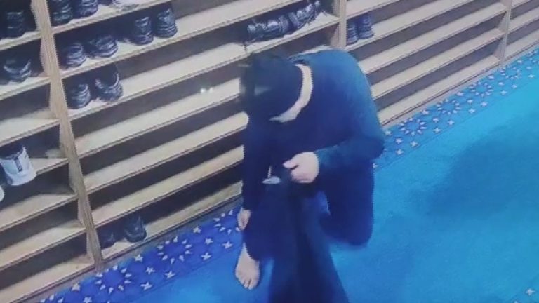 İstanbul’da camiden ayakkabı çalan hırsız kameraya yakalandı