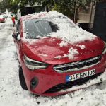 İstanbul’da çatıdan düşen kar kütlesi otomobilde maddi hasara yol açtı