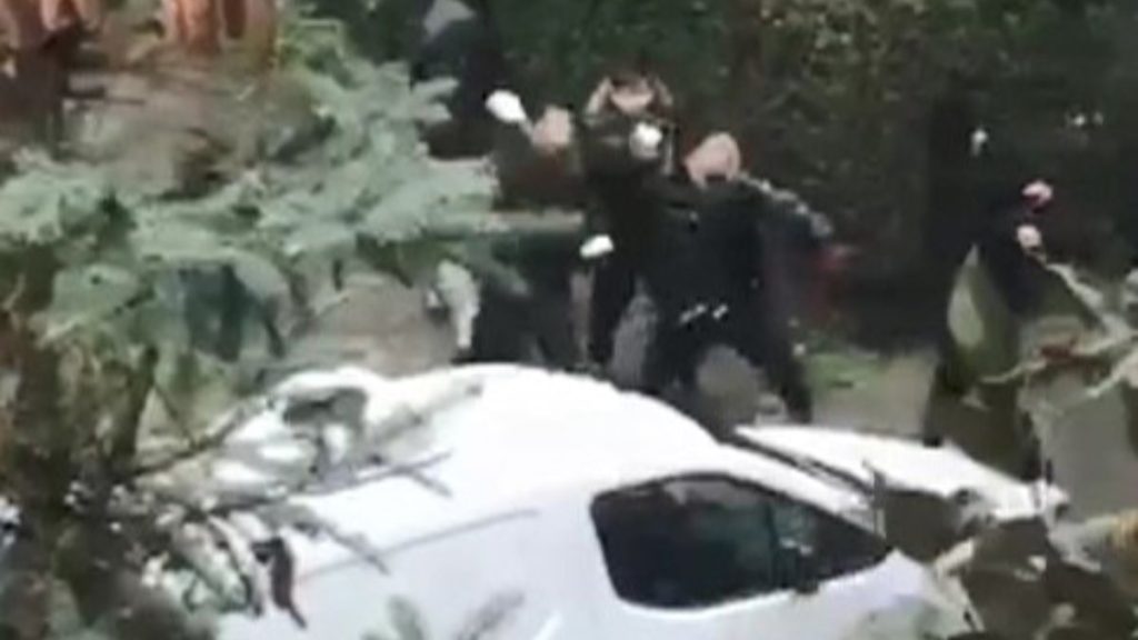 İstanbul’da çocuklar araçlara kartopu fırlattı: Taksici peşlerinden koştu